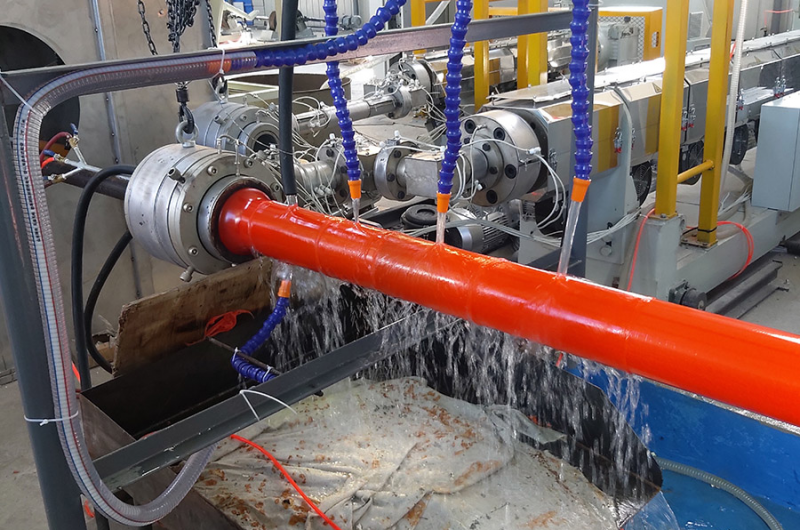 Single stage line for production of polyurethane foam pipes for direct laying in the ground
