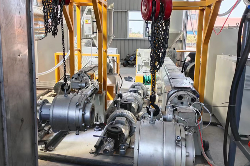 Single screw extruder for coating high density polyethylene