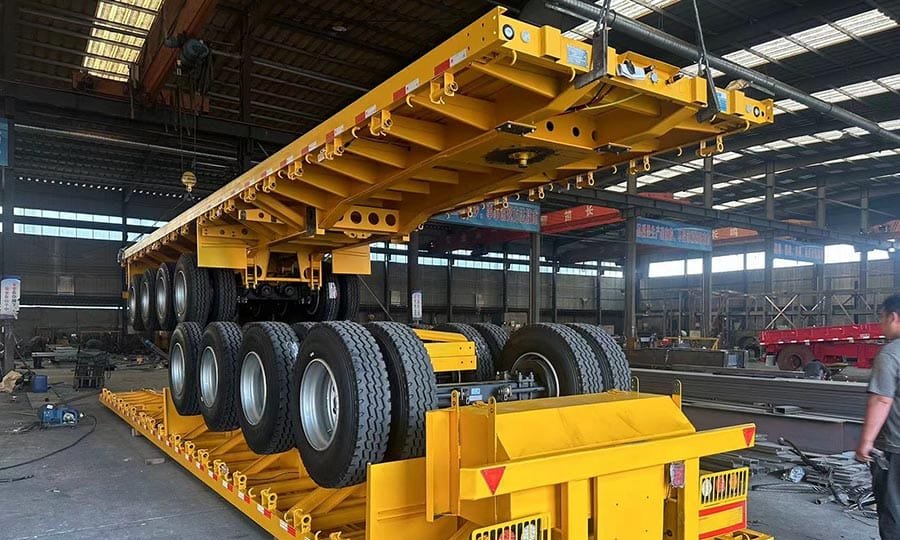 How to Choose a Flatbed Trailer for Containers and Machinery
