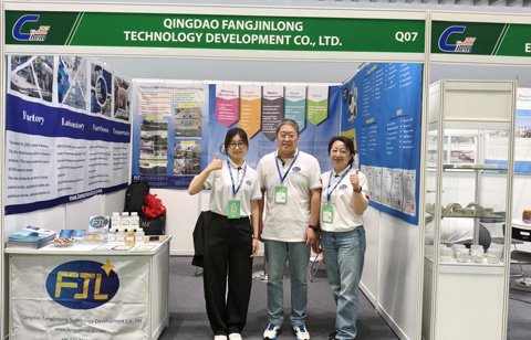 Encuentro en la Exposición Internacional de Productos Químicos de Vietnam.