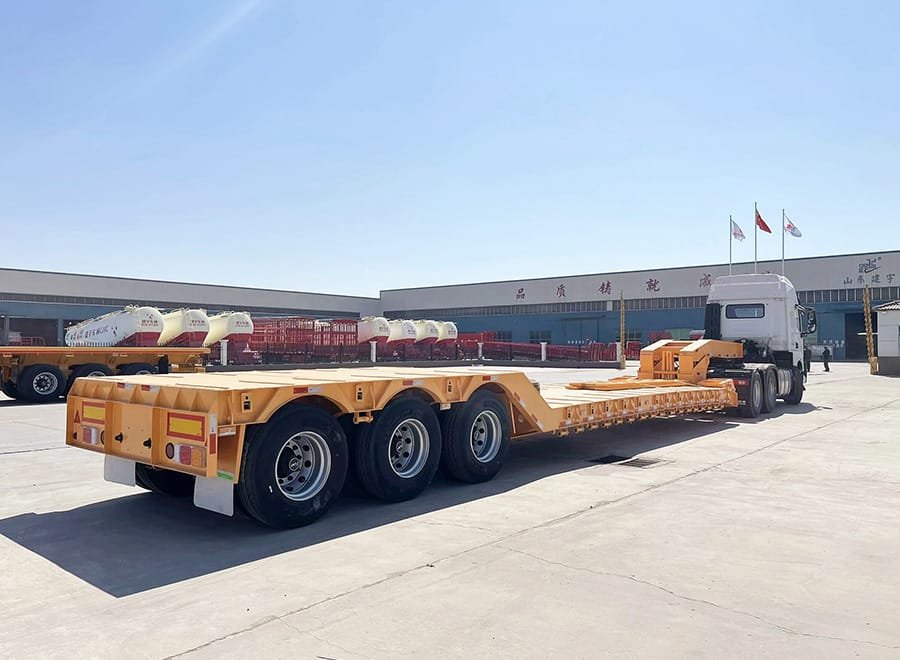 Hydraulic lowboy trailer for mining equipment