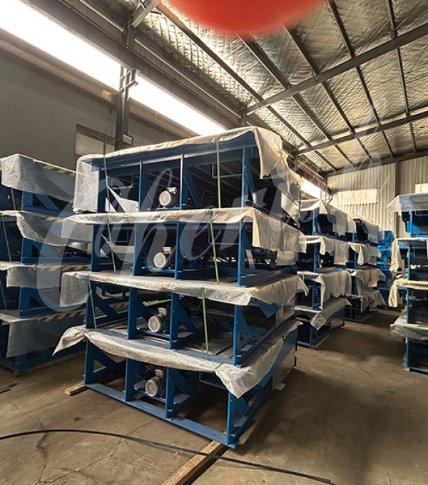 Loading 32 Sets Hydraulic Dock Leveler to Guatemala