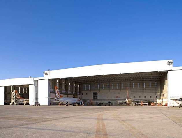 Prefabricated steel hangar for aircraft repair