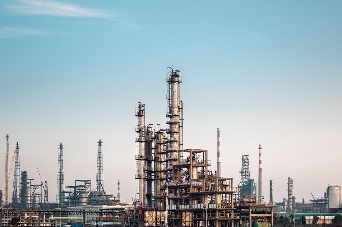 Oil removal treatment process for petroleum and chemical industry wastewater