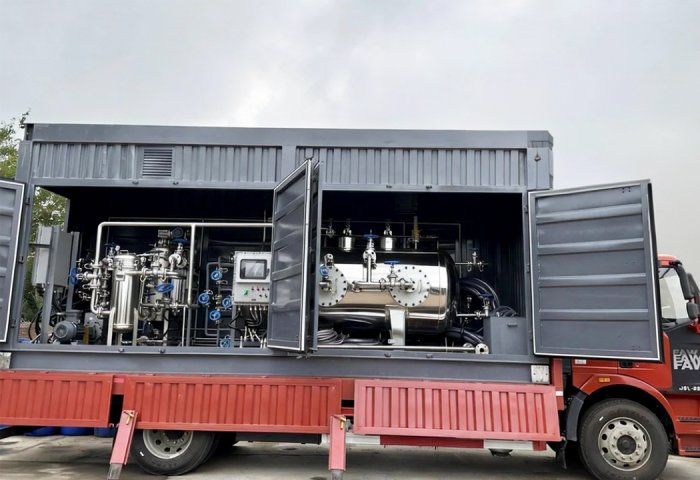 Integrated device mounted on vehicle for oil-water separation