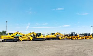 KOTAI – Des pelles mécaniques et des bulldozers sont alignés au port, prêts à être expédiés.