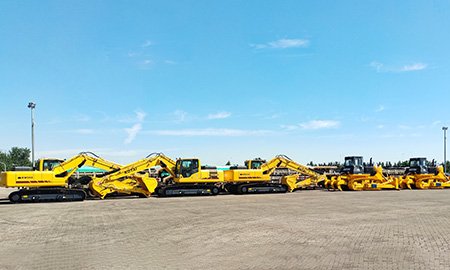 KOTAI – Des pelles mécaniques et des bulldozers sont alignés au port, prêts à être expédiés.