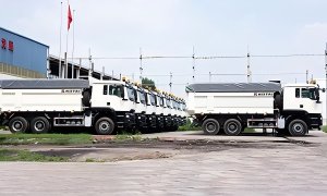 15 camions-bennes sortent de la chaîne de production et sont acheminés vers le port de Tianjin en vue de leur exportation vers l'Amérique latine