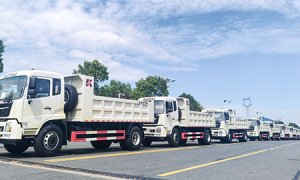 Camions-bennes KOTAI 4×2 prêts à être expédiés depuis le port de Tianjin
