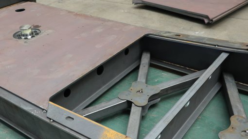 Sales Staff Inspect Dump Semi‑trailer Production for Strict Quality Control
