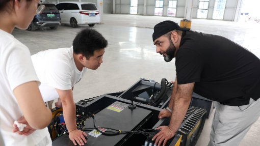 Saudi Client Visits CHARY and Plans Bulk Orders for Electric Minidozer