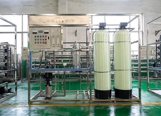 Sistema de ósmosis inversa de grado industrial para agua del grifo.