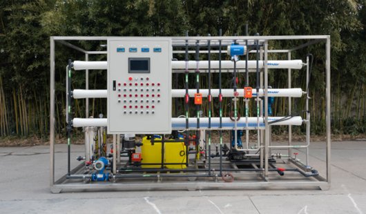 Planta de agua potable: El sistema de ósmosis inversa proporciona agua limpia y segura.