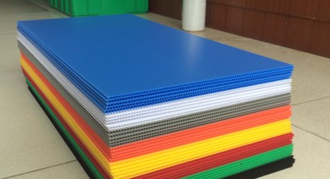 Adjustable-Gap Traction Device for Corrugated Plastic Sheets