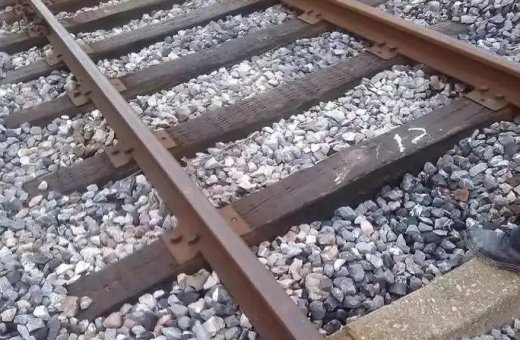 Why are there no expansion joints on high-speed rail tracks, and how is the problem of thermal expansion and contraction solved?