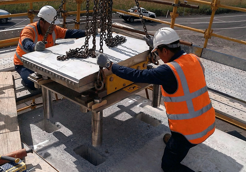 Bridgent bearing installation – specialist team lowering bearing unit