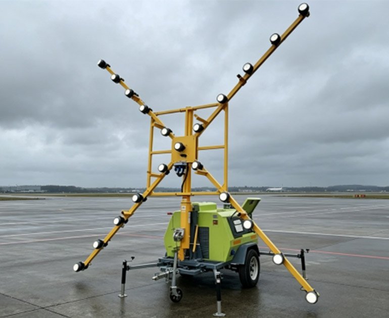 Trailer Type Airport Runway Closure Sign Mobile Lighting Vehicle
