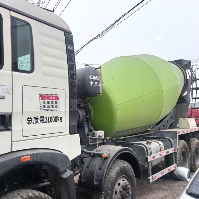 Concrete mixing tank