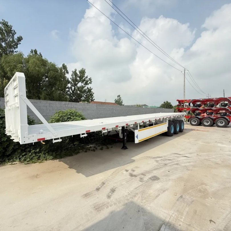 Versatile Flatbed Semi-Trailer with Reinforced Structure for Transportation