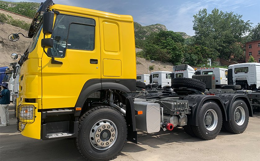 HOWO Tractor 371hp