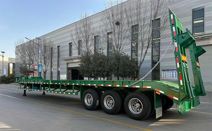 3 Axles Lowbed Semi Trailer with Ladder