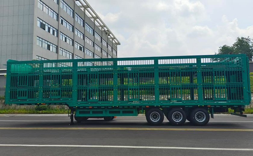 14.6m Tri-Axles Warehouse Fence Truck Semi Trailer for Sheep Cattle Livestock Transportation