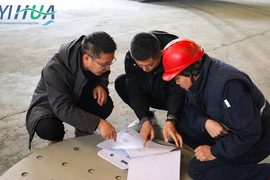 How do engineers, workshop supervisors, and production managers resolve on-site manufacturing challenges for sedimentation tanks?