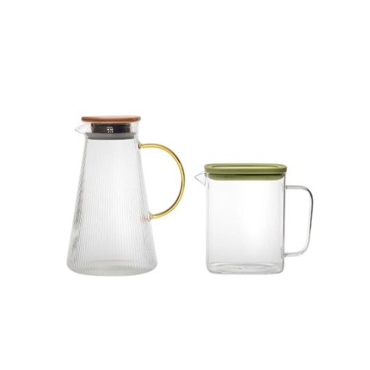 Jarra de agua de vidrio estriado HB 3705 con asa dorada y tapa de bambú.