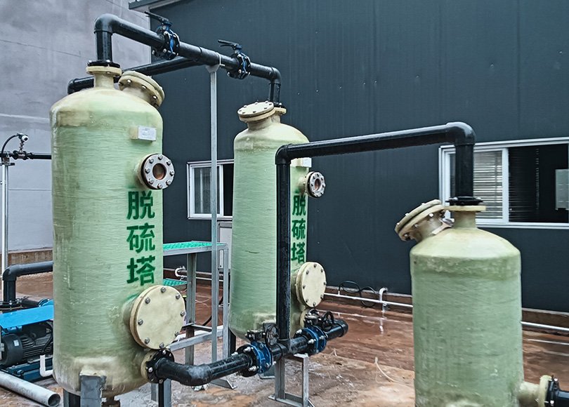 High-capacity biogas desulfurizer