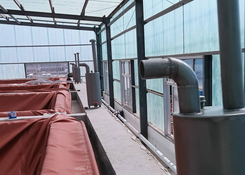 Floating cover biogas digester