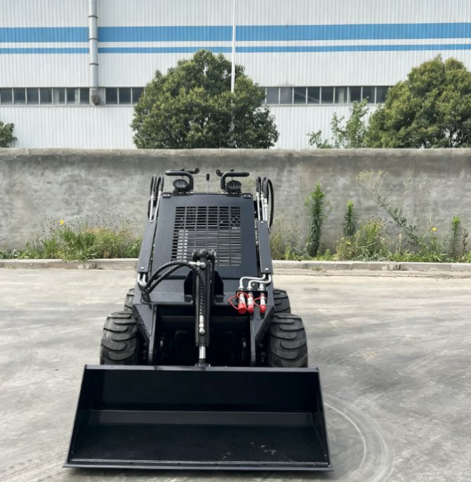 470 Compact Skid-Steer Loader (4)
