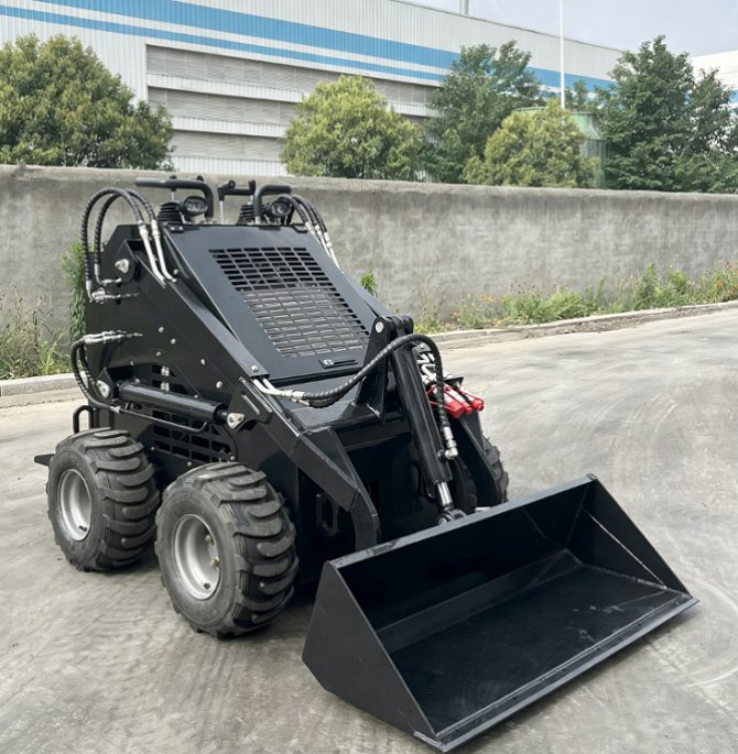 470 Compact Skid-Steer Loader (3)