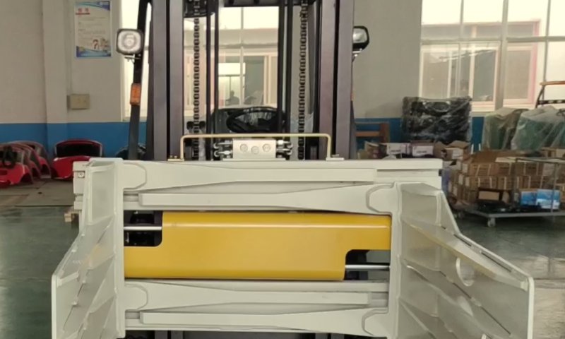 Introducing Heavy-Duty Bale Clamp Forklift Attachment: All-in-One Pallet-Free Material Handling Solution