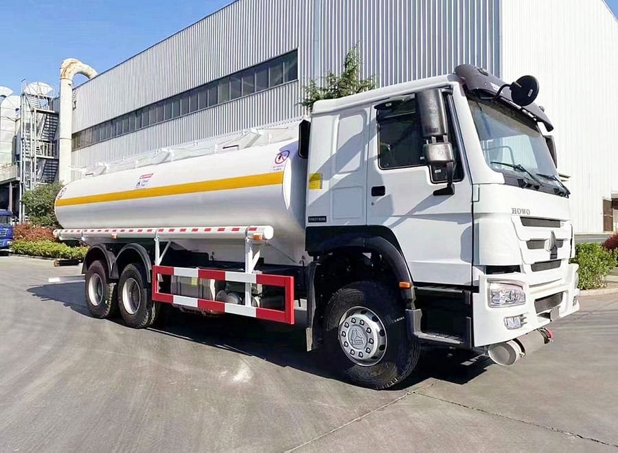 شاحنة صهريج وقود سينوتروك هاوو سعة 10,000 لتر - 25,000 لتر