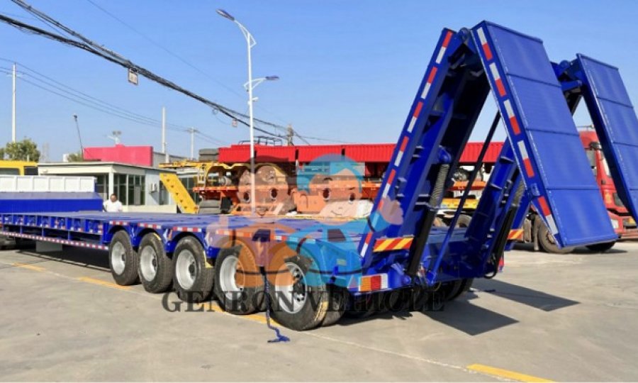 جاء العميل إلى مصنعنا لمعاينة الشاحنة ذات السطح المنخفض المعياري ذات 5 خطوط و10 محاور