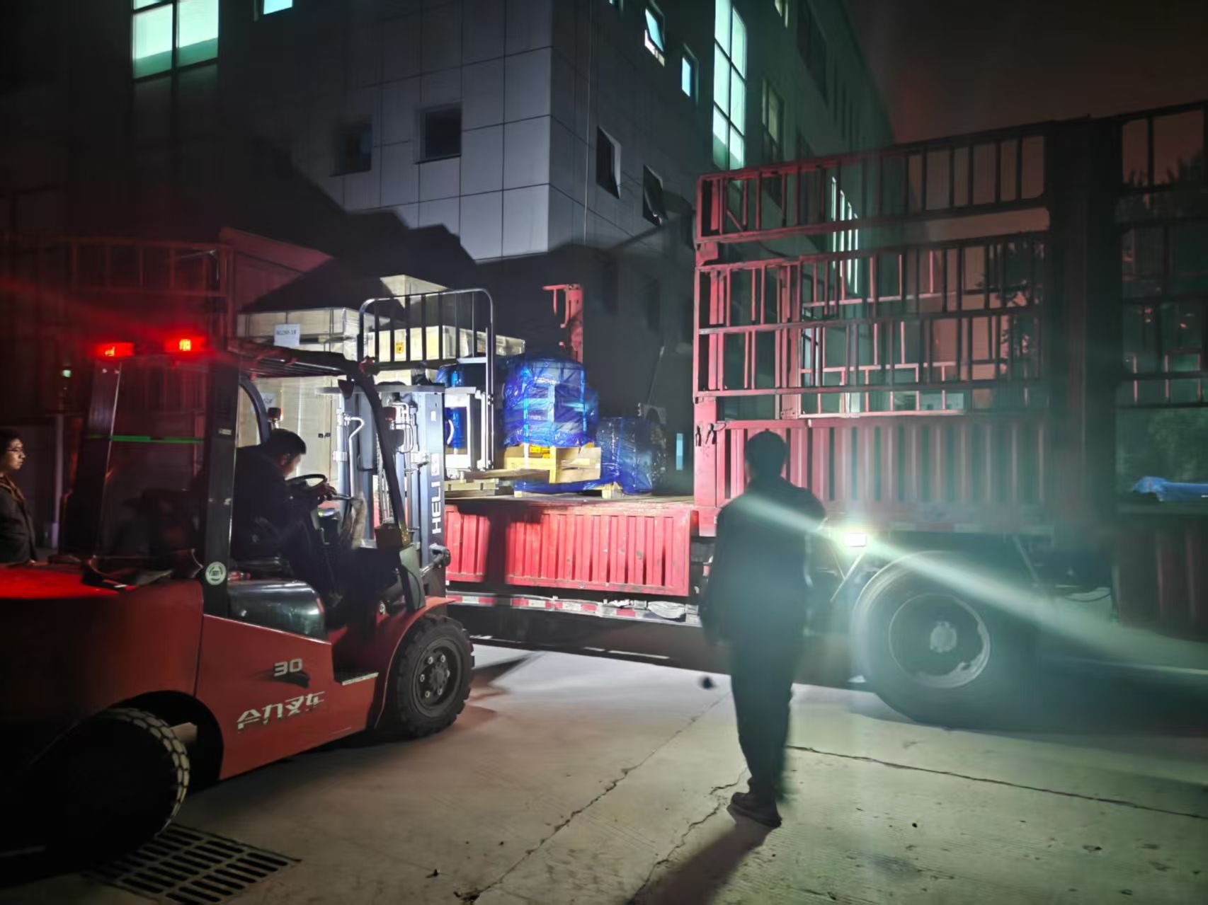 XHD-PARTS team loading mining equipment spare parts for global shipment