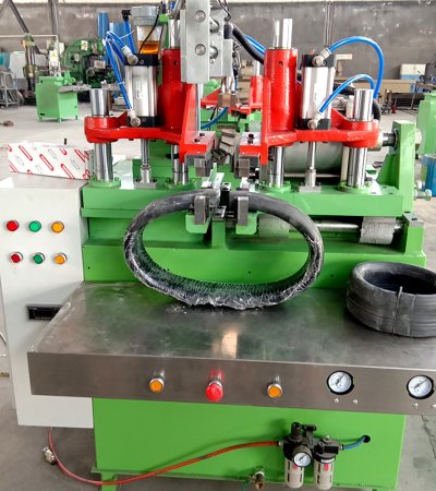 Hollow tyre splicing machine