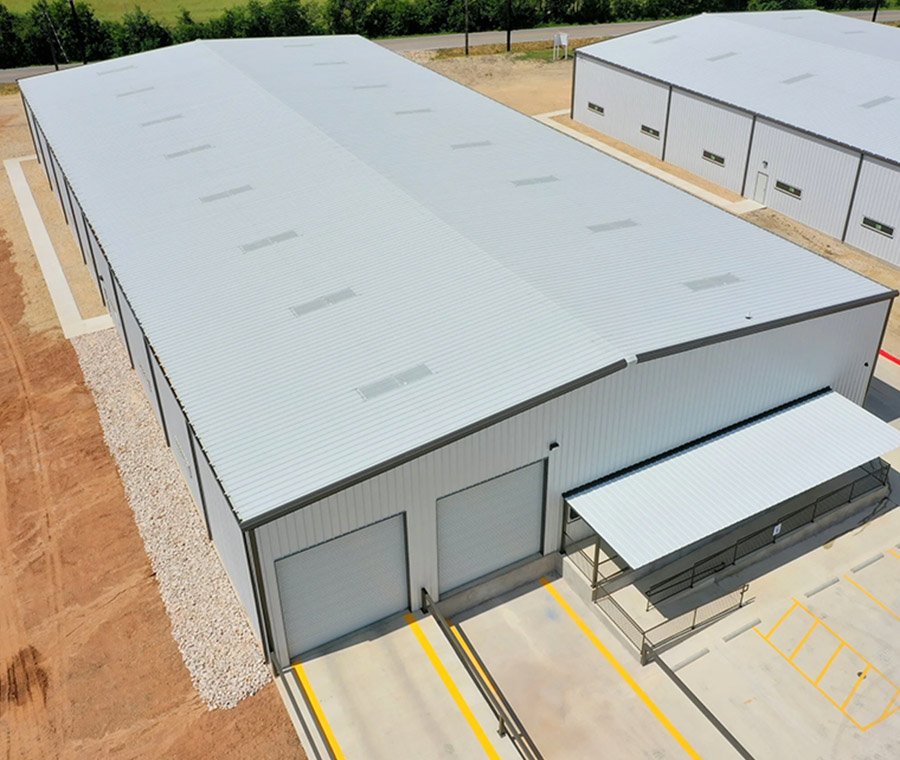 Bâtiment commercial en structures préfabriquées en acier
