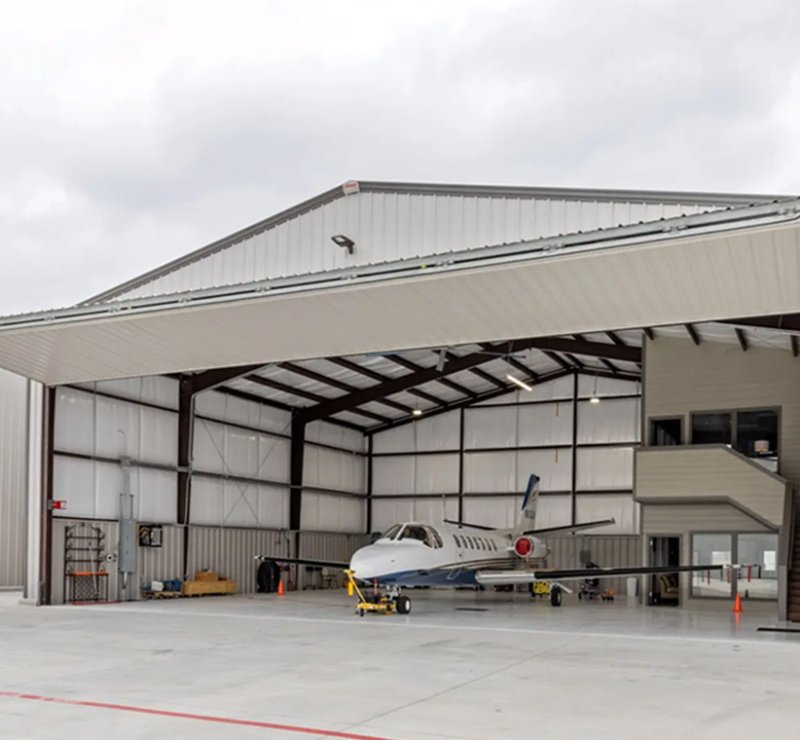 Abri pour avion domestique avec structure en acier et panneaux de laine de roche
