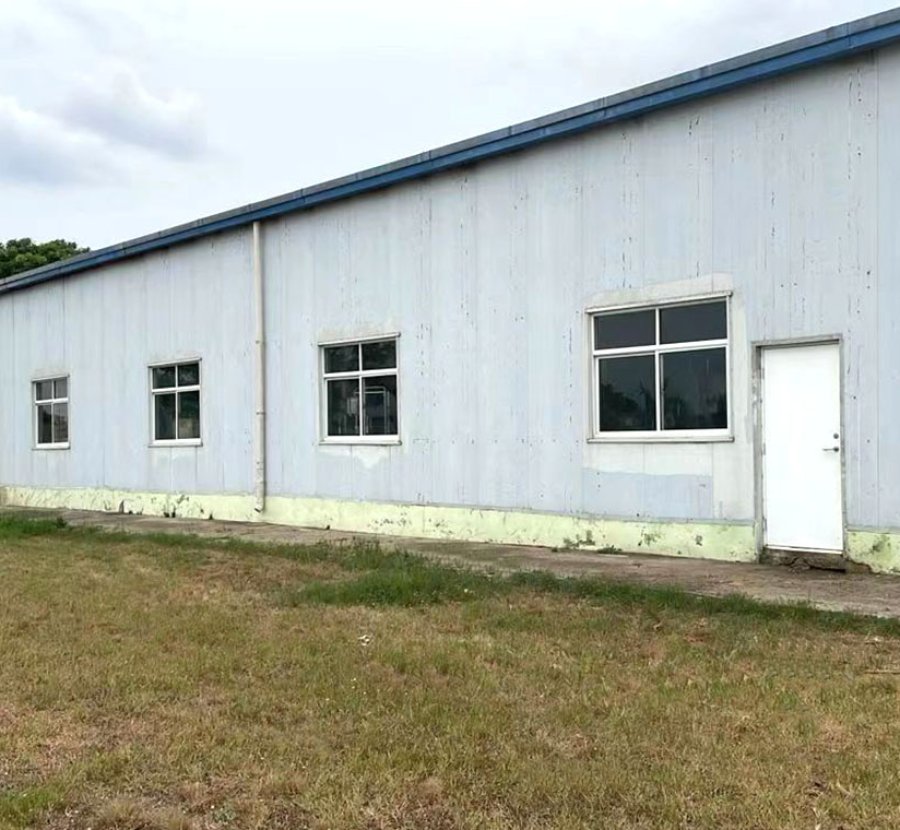 Construction d'un entrepôt à ossature métallique de 50 m x 25 m x 5 m au Togo, en Afrique