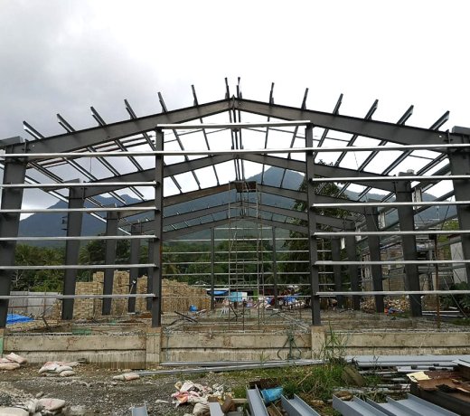 Un entrepôt à ossature métallique de 30 m × 10 m × 6 m prend forme aux Philippines