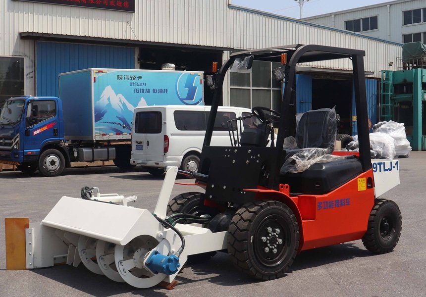 Arc-shaped bucket feed pusher for livestock