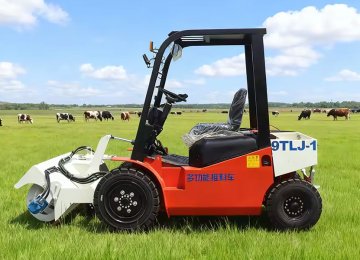 9TLJ-01 Diesel multifunctional feed-pushing vehicle