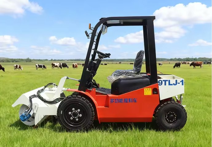 9TLJ-01 Diesel - powered Multifunctional Feed - pushing Vehicle