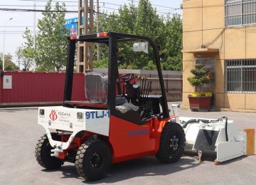 Compact turning radius feed pusher