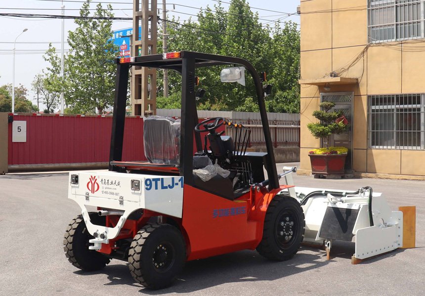 Compact turning radius feed pusher