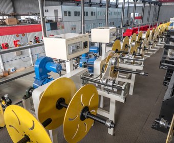 Irrigation pipe welding and rewinding device