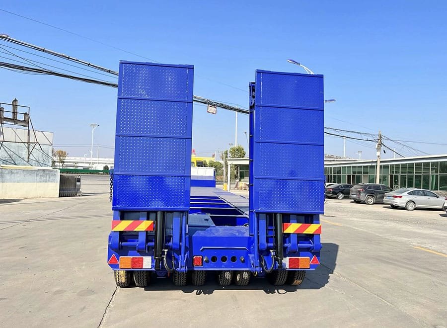 Hydraulic ramp lowboy trailer