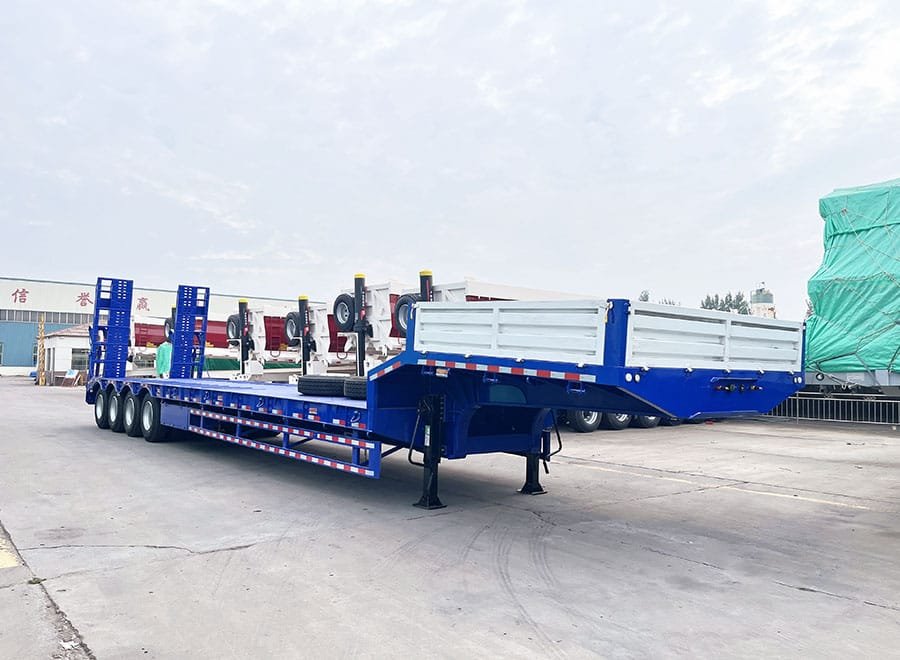 Semirremolque de plataforma baja de 4 ejes y 60-80 toneladas para el transporte de maquinaria pesada.