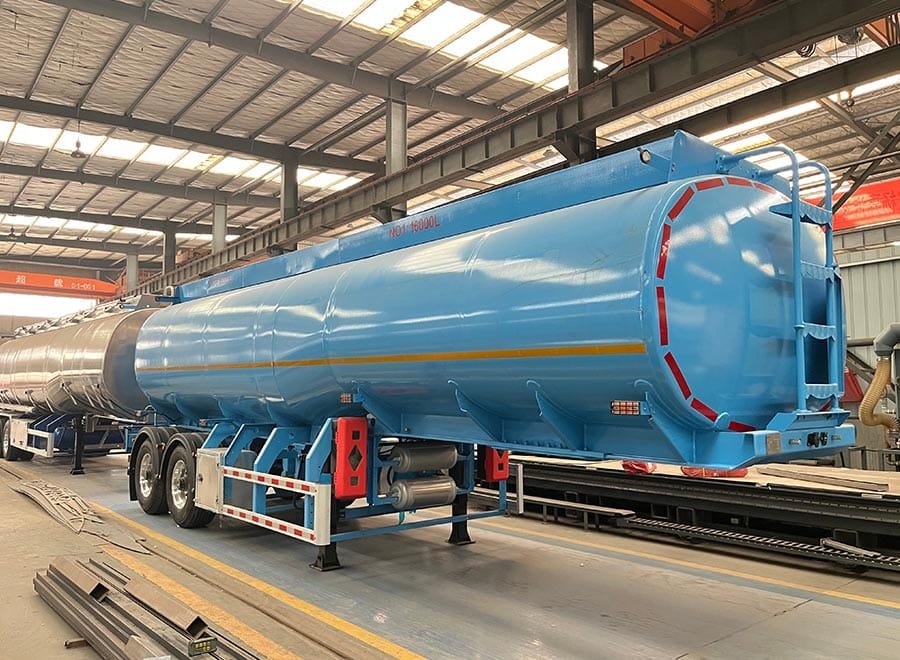 Semirremolque cisterna de combustible de acero al carbono de 2 ejes con capacidad de 20.000 a 30.000 litros.